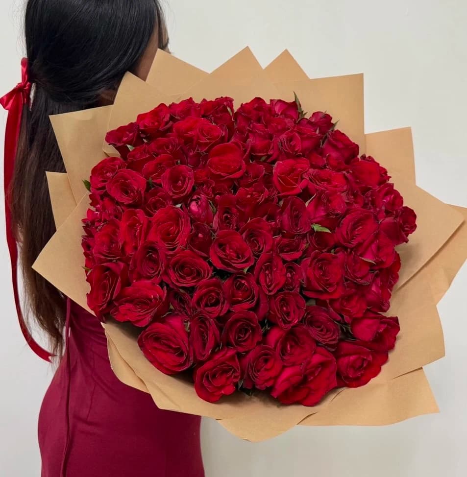 Let the beauty of Bali speak for you with one hundred and one stunning Javanese roses.